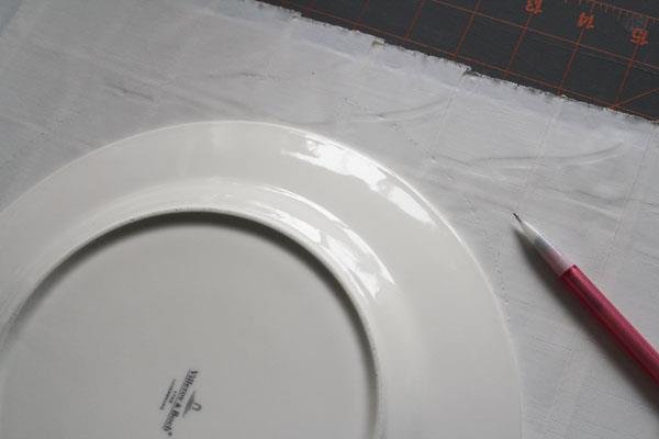 tracing a circle with plate